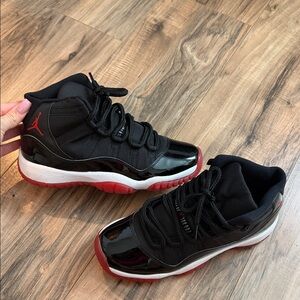 Jordan bred 11’s size 7 in boys equivalent to 8.5 in woman. Like new
